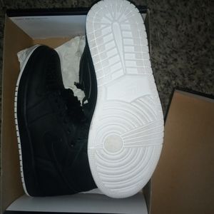 Jordan retro high top men size 7 and women size 8.5, black and white color